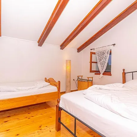 Ferienhaus Fur 6 Personen Und 1 Kind In Lozovac, Dalmatien Norddalmatien * Lozovac