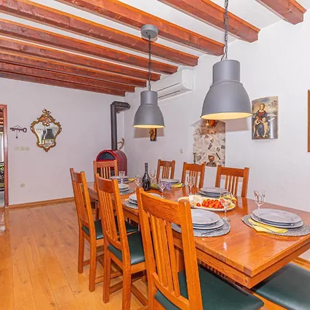 Ferienhaus Fur 6 Personen Und 1 Kind In Lozovac, Dalmatien Norddalmatien * Lozovac