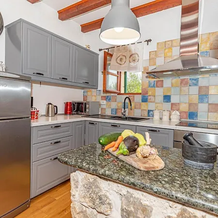 Ferienhaus Fur 6 Personen Und 1 Kind In Lozovac, Dalmatien Norddalmatien Lozovac