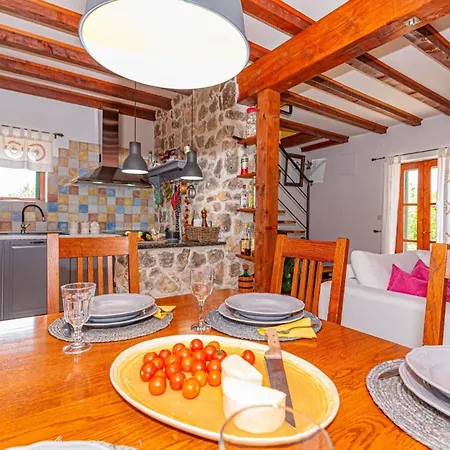 Ferienhaus Fur 6 Personen Und 1 Kind In Lozovac, Dalmatien Norddalmatien Lozovac