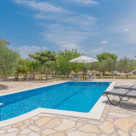 Ferienhaus Fur 6 Personen Und 1 Kind In Lozovac, Dalmatien Norddalmatien