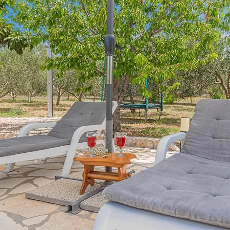 Ferienhaus Fur 6 Personen Und 1 Kind In Lozovac, Dalmatien Norddalmatien Holiday home *
