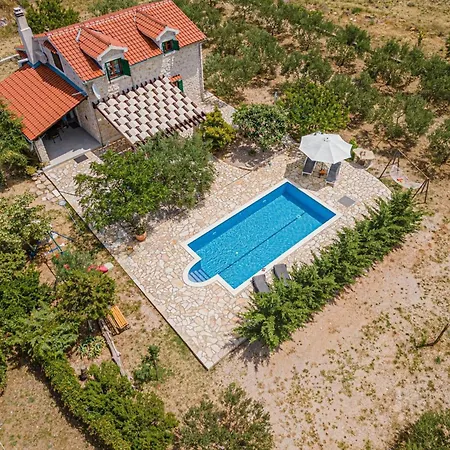 Ferienhaus Fur 6 Personen Und 1 Kind In Lozovac, Dalmatien Norddalmatien *